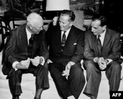 'Tito je (na fotografiji sa predsednikom Ajzenhauerom u UN 1960.) bio istinski Jugosloven i istinski lav u politici, dakle, sposoban da podredi i podredio je mnoge. Ponekad je delovao bez milosti, mada se od 1952. nikome nije oduzimao život.'