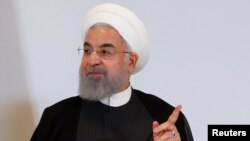حسن روحانی درباره حصر آقایان موسوی و کروبی و خانم رهنورد گفته است شرایط خاصی وجود دارد که باید طی شود