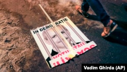 „În democrație, hoții stau la pușcărie”, o pancardă ruptă după un protest antiguvernamental, București, 2 februarie 2017