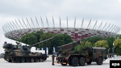 Material de luptă NATO din dotarea forțelor poloneze expus cu ocazia summitului la VArșovia