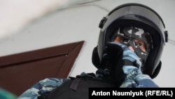 Российский силовик на обыске в Крыму, архивное фото