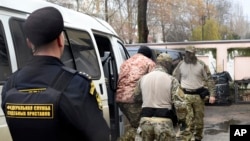 Один из задержанных украинских моряков перед началом суда в Симферополе, 27 ноября 2018 года