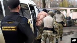 Один из задержанных украинских моряков перед началом суда в Симферополе 27 ноября