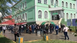 Жители у центра обслуживания населения по улице Тургенева. Актобе, 12 мая 2020 года.