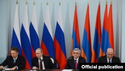 Armenia - Energy Minister Armen Movsisian (R) and Gazprom Chairman Alexei Miller (L) sign a Russian-Armenian gas deal in the presence of Presidents Vladimir Putin and Serzh Sarkisian, Yerevan, 2Dec2013.