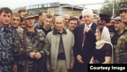 Путин в Ботлихском районе во время боевых действий в районе в 1999 году