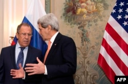 U.S. Secretary of State John Kerry (right) and Russian Foreign Minister Sergei Lavrov (file photo)