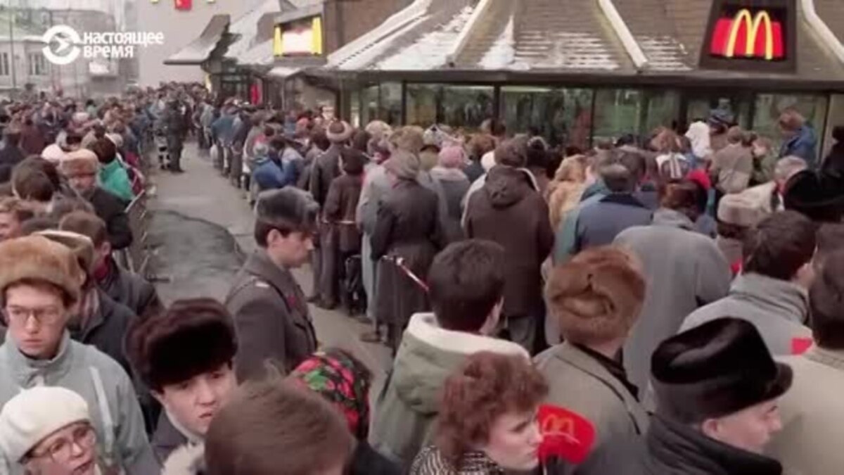 В первую очередь на первых. Очередь в макдональдс 1990 Москва. Очередь в первый макдональдс в Москве 1990. Первый макдональдс в СССР очередь. Очередь макдональдс на Пушкинской 1990.