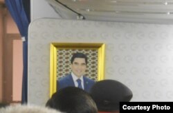Türkmenistanyň prezidenti Gurbanguly Berdimuhamedowyň "Türkmenhowaýollarynuň" bir uçaryndaky portreti