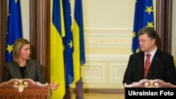 Верховний представник Європейського союзу із зовнішньої політики і політики безпеки Федеріка Моґеріні і президент України Петро Порошенко під час зустрічі в Києві, грудень 2014 року