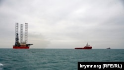 Газовая самоподъемная буровая установка «Независимость» и буксир «Федор Урюпин», Черное море