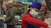 Casieriță cu mască de protecție într-un supermarket Sheriff din regiunea transnistreană, Tiraspol, 18 martie 2020