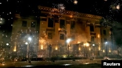 В ночь на 18 сентября протестующие закидали Посольство России фейерверками. 