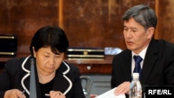 Роза Отунбаева и Алмазбек Атамбаев.