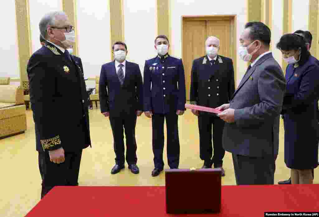 СЕВЕРНА КОРЕЈА / КИНА - Рускиот претседател Владимир Путин го одликуваше севернокорејскиот лидер Ким Џонг-ун по повод 75-годишнината од победата над нацистичка Германија, соопшти денеска Амбасадата на Русија во Пјонгјанг, пренесе новинската агенција АП. Ким не присуствувал на церемонијата. Медалот го примил министерот за надворешни работи на Северна Кореја.