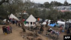 Copiii din tabăra Moria de pe insula Lesbos din Grecia, 7 martie 2020.