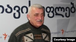 Джерапов пока не решил, чем займется. Но уходить на покой мужчина не намерен, говорит, что готов включиться в процесс налаживания грузино-осетинских отношений, если понадобится его помощь