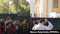 Журналисты и общественники у здания части Погранслужбы КНБ, куда, по сообщениям, доставили Кастера Мусаханулы и Мурагера Алимулы.