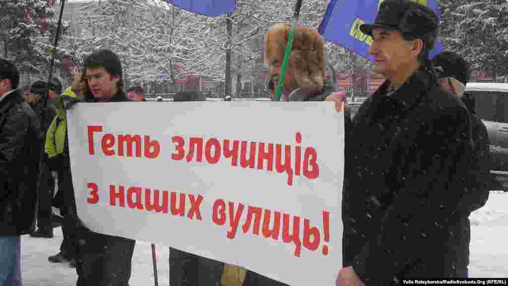 До своїх вимог щодо перейменування вулиць пікетувальники додали ще одну – відставку міністра освіти Дмитра Табачника, якого вони називають людиною, що проводить «україноненависницьку політику».
