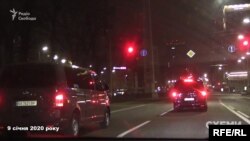 Але авто охорони, яке з’явилося позаду, по дорозі намагалося відрізати журналістів від мікроавтобуса