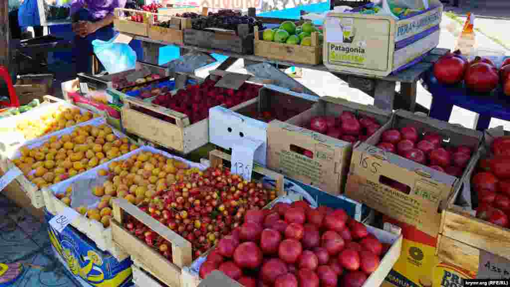 На центральном рынке фрукты и овощи по ценам от 130 до 310 рублей (от 48 - 115 грн)