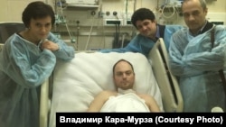 Vladimir Kara-Murza (center) recuperates in the hospital after he was poisoned in 2015. 