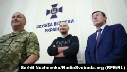 Слева направо: председатель СБУ Василий Грицак, журналист Аркадий Бабченко, генпрокурор Украины Юрий Луценко, 30 мая 2018 года