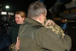 Командувач ССО генерал-лейтенант Ігор Луньов зустрічає звільнених із полону бійців, 29 грудня 2019 року