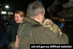 Командувач ССО генерал-лейтенант Ігор Луньов зустрічає звільнених із полону бійців, 29 грудня 2019 року
