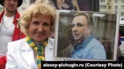 Alla Piciughina cerînd eliberarea fiului ei, fostul șef al serviciului de securitate al companiei Yukos