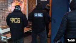A 26-second video the FSB published on November 20 showed the arrest taking place inside the suspect's home in the town of Aksay. (illustrative photo)