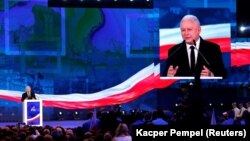 Jaroslaw Kaczynski, liderul conservator al PiS, formațiunea care a câștigat detașat alegerile parlamentare din Polonia, după o serie de reforme în justiție criticate de UE și sporirea veniturilor cetățenilor 