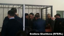 Подсудимых по делу «Таблиги Джамаат» заводят в зал суда. Астана, 22 января 2016 года.