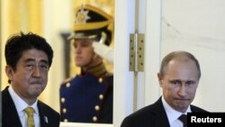 Ýaponiýanyň premýer-ministri Şinzo Abe (ç) we Orsýetiň prezidenti Wladimir Putin (s) 