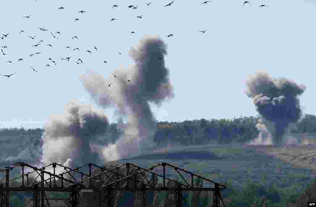 Despite a cease-fire, an artillery shell falls near the Ukrainian front line in Zuivka, 50 kilometers east of Donetsk, on September 18. (AFP/Philippe Desmazes)