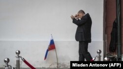 Vladimir Putin Qırmızı Meydanda turistlərin qarşısına çıxmağa hazırlaşarkən