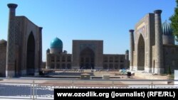 Хорижлик сайёҳлар кўп келадиган Самарқанддаги Регистон майдони.