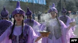 Femei din Kârgâzstan la un spectacol cu ocazia sărbătorilor de Nowruz în Piața centrală Ala-Too din Bișkek, pe 21 martie 2016.