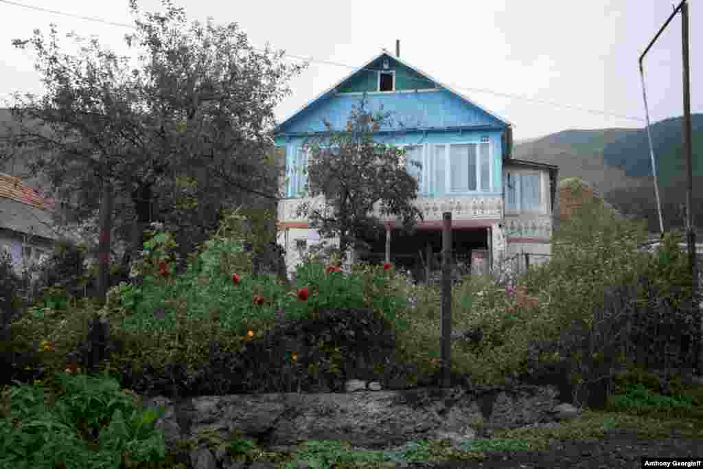 Many Molokans live in brightly painted wooden houses. They generally avoid the use of modern conveniences such as TV sets and mobile phones.