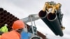 Сталеві труби навантажують для проекту «Північний потік-2» в гавані Мукран міста Зассніц, Німеччина, 8 травня 2017 року