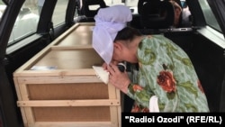 Тәжік мигранттарының бес жасар қызы Хувайдо Тиллозоданың мәйіті салынған табыт. 2018 жылы оны Серпухово қаласында зорлап, қатыгездікпен өлтірген.