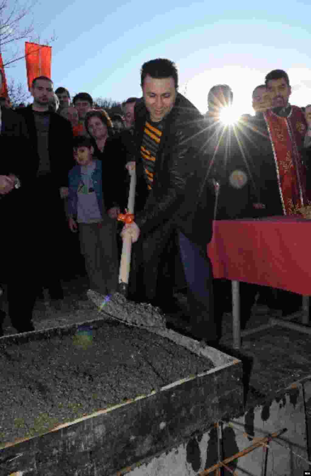 Премиерот Никола Груевки поставува камен темелник за водовод во Пинтија - Prime Minister Nikola Gruevski Премиерот Никола Груевки поставува камен темелник за водовод во Пинтија