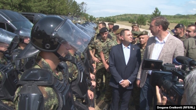 Президент Сербии Александр Вучич (справа) на церемонии передачи российской техники сербской армии