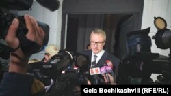 Встречу предваряло заявление посла ЕС в Грузии Карла Харцеля в грузинских СМИ