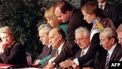 Slobodan Milošević, Alija Izetbegović i Franjo Tuđman prilikom potpisivanja Dejetonskog sporazuma, novembar 1995.