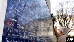 دیواری در پاریس که عبارت «دوستت دارم» به ده‌ها زبان بر آن نقش بسته است