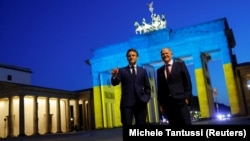 Președintele Emmanuel Macron și cancelarul Olaf Scholz susțin Ucraina, dar ar vrea ca Rusia să nu iasă „umilită” din război. Berlin, 9 Mai, 2022