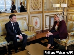 Неожиданно мирная беседа. Эммануэль Макрон принимает Марин Ле Пен в Елисейском дворце, 6 февраля 2019 года