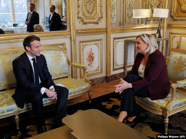 Бывшие (и будущие?) соперники. Президент Франции Эммануэль Макрон принимает Марин Ле Пен в Елисейском дворце, февраль 2019 года