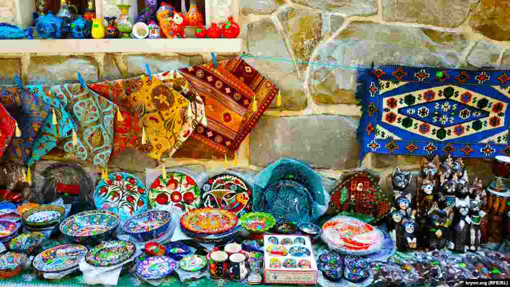 Этнические мотивы в одной из сувенирных лавок по дороге к набережной Гурзуфа